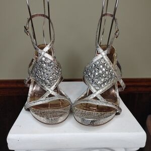 CARLOS BY CARLOS SANTANA ALLURE WEDGE SANDAL, PLATINUM 10M